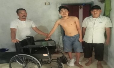 Dipenghujung Ramadhan 1444 Hijriah, Kepala Desa Cemplang Berikan Bantuan Kursi Roda Untuk Warganya Yang Sakit