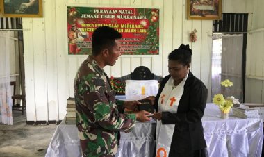 Usai Ibadah Bersama, Satgas Yonif Raider 200/BN Bagikan Alkitab di Muara Nawa