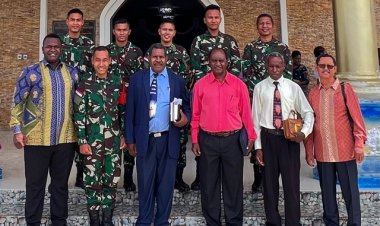 Satgas Yonif Raider 200/BN Bagikan Alkitab di Gereja Injil Indonesia Kobagma