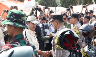 Menhan Prabowo Beri Santunan Kepada Korban Erupsi Gunung Marapi di Kabupaten Agam  Sumbar