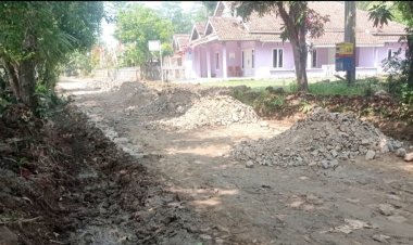 Tanpa Papan Informasi Kegiatan, Pekerjaan Rigid Pavement di Desa Cimoyan Disoal Aktivis