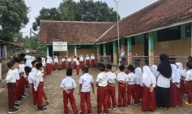 Walau Ruang Kelas kurang dan sapras minim Siswa-Siswi MIS Mathla'ul Anwar Pade semangat latihan Baris Berbaris menyambut HUT RI ke 79,
