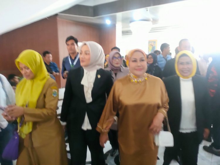 Ratu Atut Hadir di Rapat Paripurna Pelantikan Anggota DPRD Banten 2024-2029