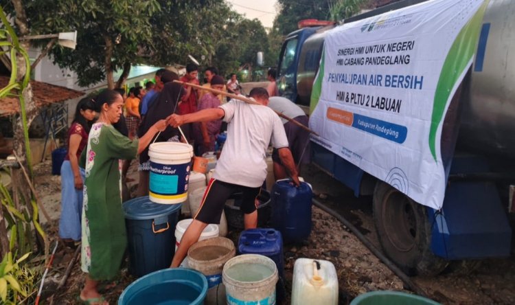 Siang Malam Terus Salurkan Bantuan Air Bersih, Warga Sebut HMI Cabang Pandeglang Sebagai Penyambung Lidah Masyarakat