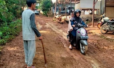 Warga Desa Kadu Bera Keluhkan Jalan Rusak Parah Belum Kunjung Diperbaiki