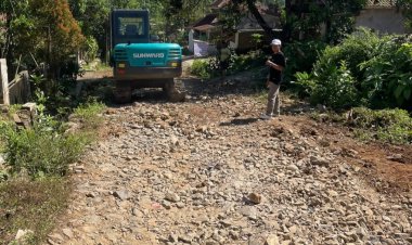 Merasa Kesal Dengan Pemerintah Karena tidak ada Perhatian, Warga Desa Kadubera Kecamatan Picung Iuran Untuk Memperbaiki Jalan Kabupaten