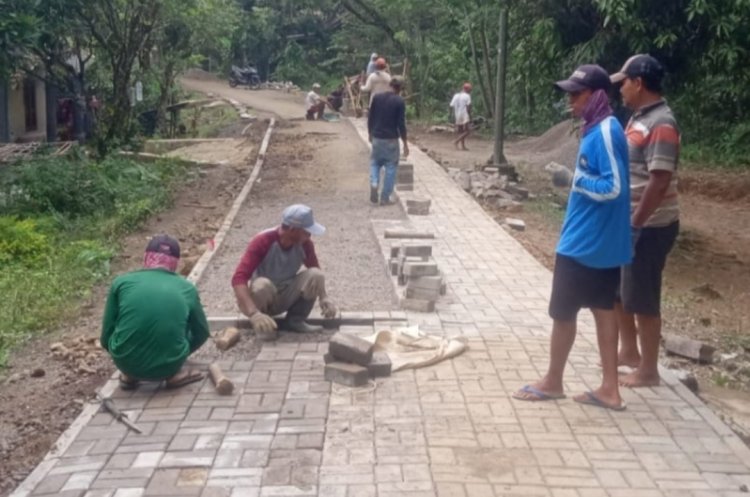 Diduga Kualitas Paving Block Tidak SNI dan Tanpa Ada Papan Informasi, Proyek Aspirasi Dewan di Soal KAP-B