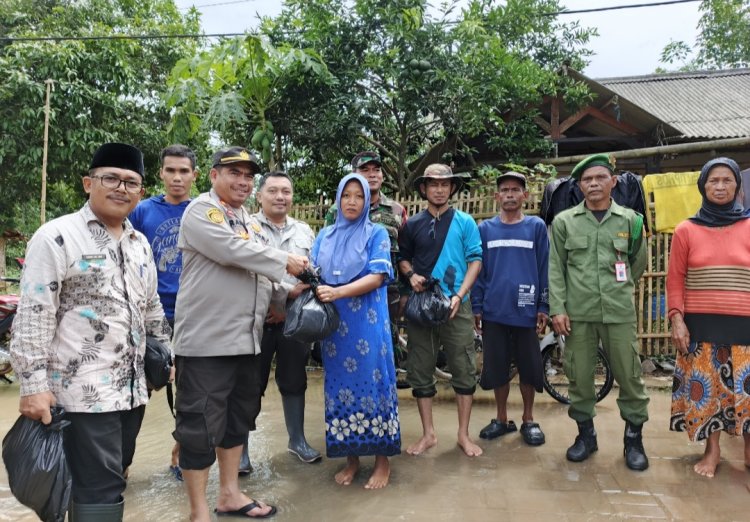 Kapolsek Saketi dan Camat Saketi Berikan Bantuan Korban Banjir Didesa Langensari