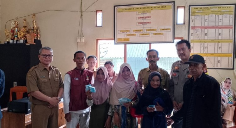 Pj. Kades Curugciung Kecamatan Cikeusik Tekan Prades Jangan Sampai Ada Pungli  Uang PKH