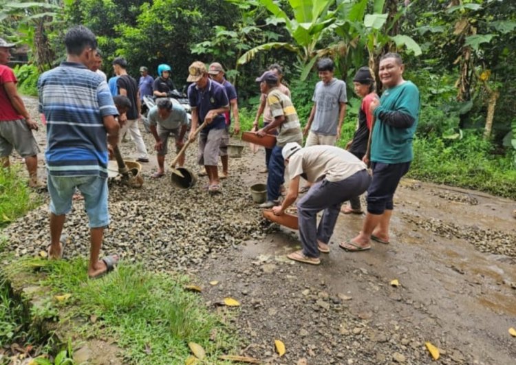Akses Menuju Kantor Kecamatan Cikedal Tak Kunjung Diperbaiki, Warga Bersama Polsek Cikedal Perbaiki Jalan Secara Swadaya