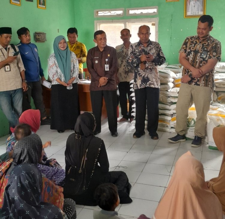 Pinca Lebak, Kepala DPKP Pandeglang & Camat Patia Hadiri Pembagian Beras Bantuan Didesa Patia Periode Juni-Juli 2025