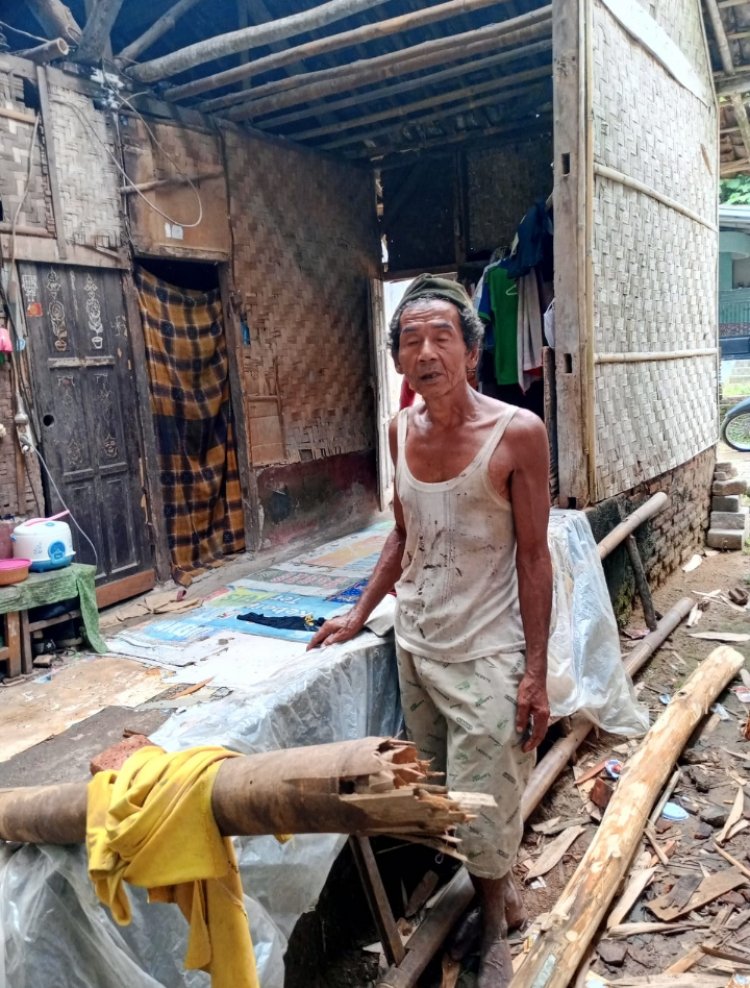 Rumah Tak Layak Huni  Lapuk Roboh, Bapak Jumri Hidup di Tengah Keterbatasan