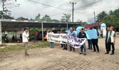 Desak Kajian Ulang Pembangunan Gudang PT. Wing, Puluhan Orang Gelar Aksi Ujuk Rasa Di Depan Kantor Camat Pagelaran
