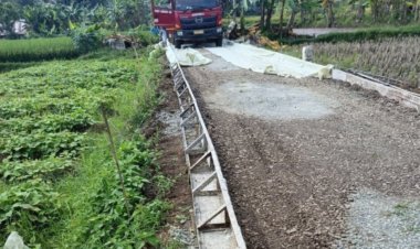 Proyek Betonisasi Di Jalan Sukarame Carita, Oleh CV BENQ PROJECT Diduga Asal Jadi, Dinas Teekait Diminta Turun Ke Lokasi.
