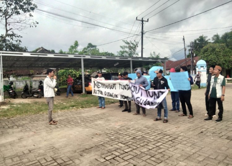 Desak Kajian Ulang Pembangunan Gudang PT. Wing, Puluhan Orang Gelar Aksi Ujuk Rasa Di Depan Kantor Camat Pagelaran