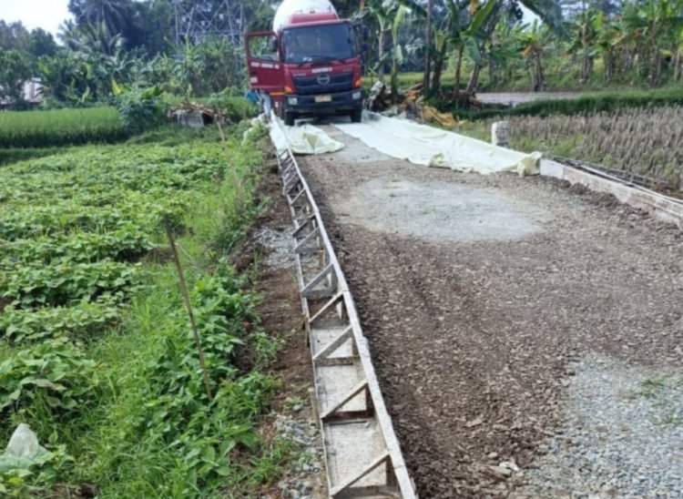 Proyek Betonisasi Di Jalan Sukarame Carita, Oleh CV BENQ PROJECT Diduga Asal Jadi, Dinas Teekait Diminta Turun Ke Lokasi.