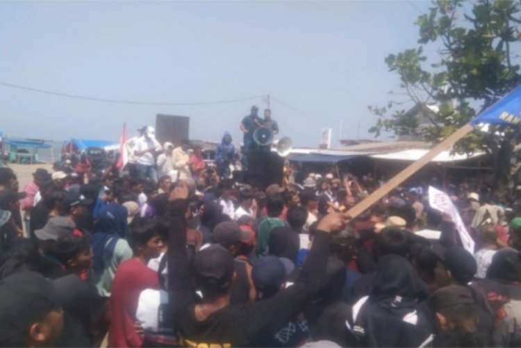 Buntut Kematian 1 ABK Kapal Akibat Tertabrak Tongkang Siluman, Ratusan Nelayan Serudug UPP Kelas III Labuan