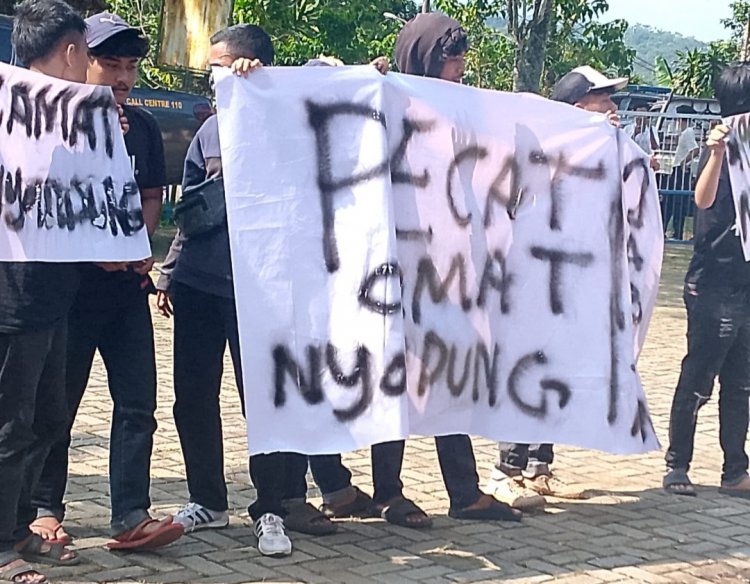 Dinilai Langgar Peraturan & Kode Etik ASN, Camat Saketi Rangkap Dirut BUMD PBM, Di Tuntut Mundur Oleh Masyarakat Sindanghayu
