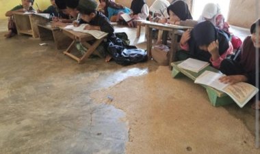 Butuh Perhatian Pemerintah, Guru Honorer Di Kecamatan Cigeulis, Membangun Sekolah Dengan Biaya Sendiri