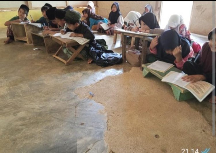 Butuh Perhatian Pemerintah, Guru Honorer Di Kecamatan Cigeulis, Membangun Sekolah Dengan Biaya Sendiri