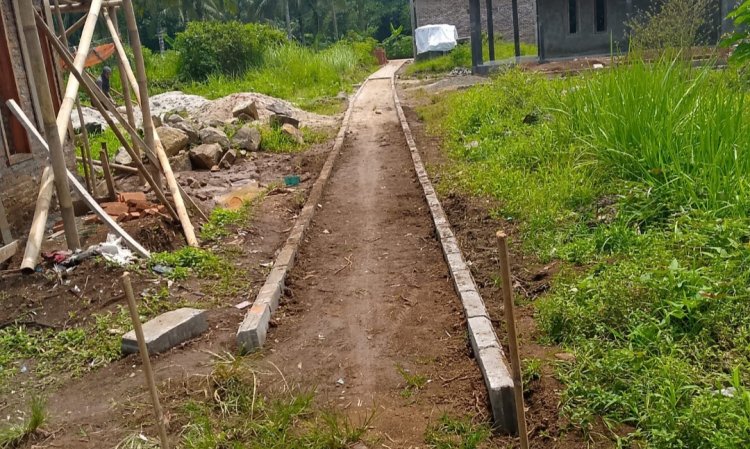 Tanpa Papan Informasi & Menggunakan Pasir Laut, Pemasangan Jalan Paving Block Didesa Rancateureup Labuan Seperti Proyek Siluman