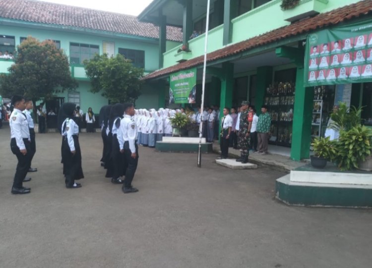 Pengibaran Sang Saka Merah Putih Dengan Pembina Upacara Danramil 0106/Menes Kodim 0601/Pandeglang Kapten Tata Berlangsung Khidmat Dan Penuh Semangat.