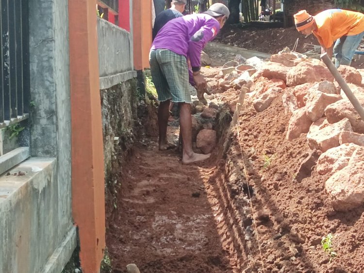GWI Soroti Dugaan Pengerjaan Saluran Drainase Dan Rabat Beton DD Di Desa Saketi Diduga Asjad