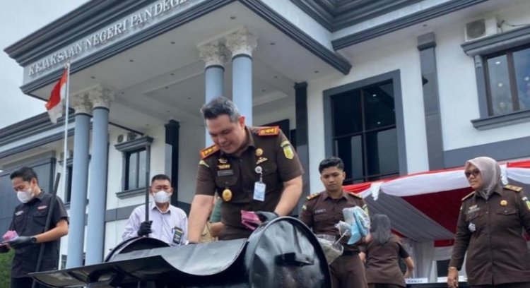 Kejari Pandeglang, Musnahkan Barang Bukti Uang Palsu Ribuan Lembar