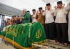 Gubernur Banten Andra Soni Antar Kepergian Tokoh Pendiri Banten H. Tryana Sjam'un Ke Peristirahatan Terakhir