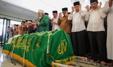 Gubernur Banten Andra Soni Antar Kepergian Tokoh Pendiri Banten H. Tryana Sjam'un Ke Peristirahatan Terakhir