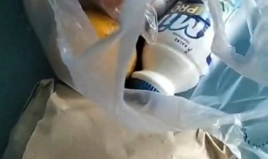 Menu MBG Untuk B3 Di Kecamatan Cikedal Pakai Kantong Kresek & Kertas Nasi