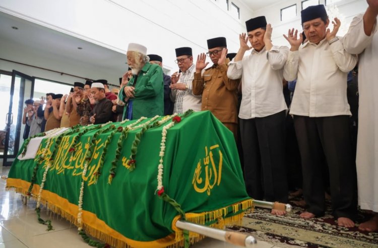 Gubernur Banten Andra Soni Antar Kepergian Tokoh Pendiri Banten H. Tryana Sjam'un Ke Peristirahatan Terakhir
