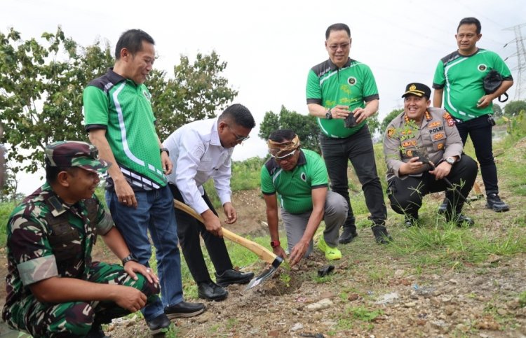 Tanam Pohon Kelor di Bantaran Sungai Cibanten, Andra Soni Dorong Gerakan Hijau Berkelanjutan