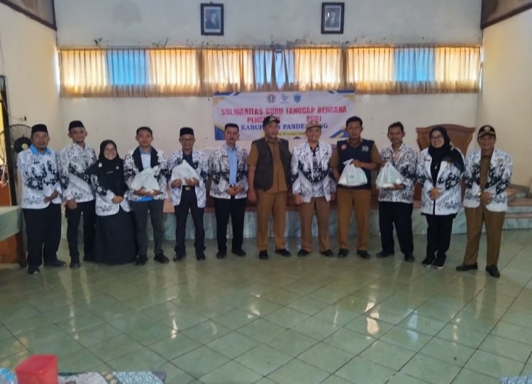 PGRI Pandeglang Salurkan Bantuan Sembako Kepada Guru Terdampak Banjir Di Pandeglang
