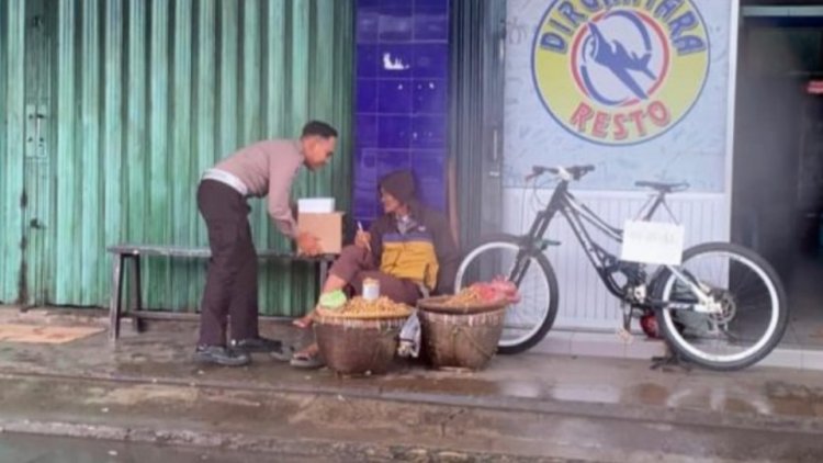 Jum'at Berkah Bersama Satlantas Polres Pandeglang, Bagikan Sembako & Nasi Kotak Untuk Warga Yang Membutuhkan