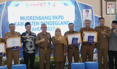Kepala Dinas Perikanan Kabupaten Pandeglang Meraih Penghargaan Peringkat Terbaik 1, Pada Forum OPD