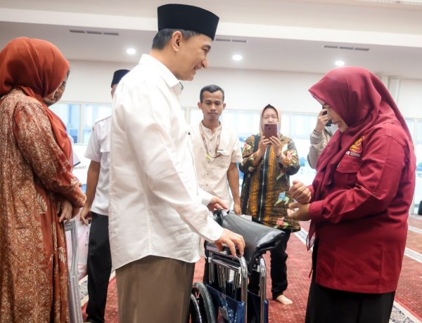 Wagub Dimyati Salurkan Kursi Roda dan Bantuan Sosial di Masjid Baitul Mukhtar  BSD