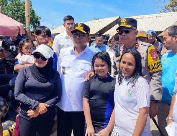 Pantau Wisatawan di Anyer, Gubernur Andra Soni Bersama Kapolda Banten Ajak Masyarakat Jaga Kebersihan & Keselamatan