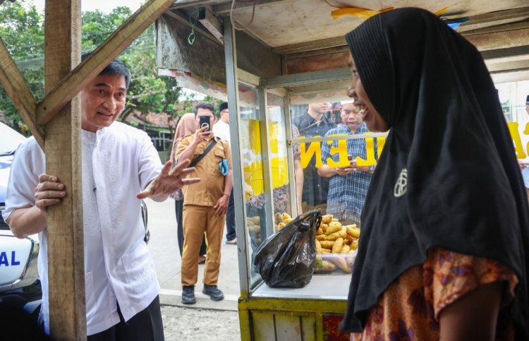 Safari Ramadan Wagub Dimyati di Pandeglang, Borong Gorengan Pedagang Kecil
