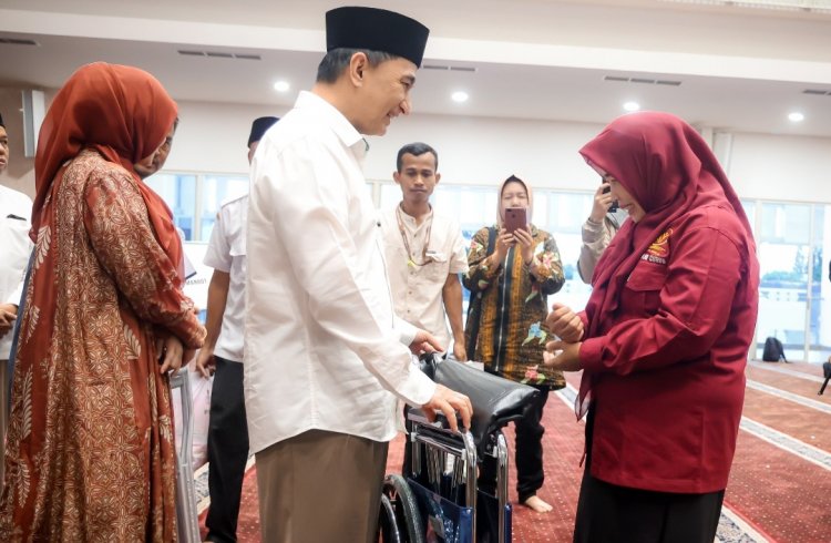 Wagub Dimyati Salurkan Kursi Roda dan Bantuan Sosial di Masjid Baitul Mukhtar  BSD