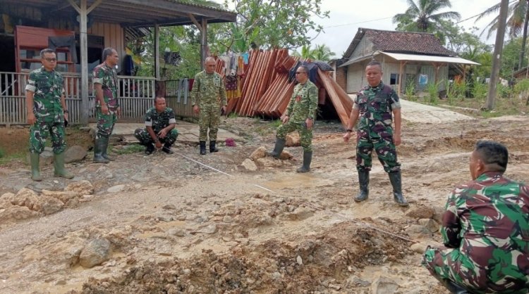 Paban TNI Monitoring dan Survei Perbaikan Jalan 18 Km di Kecamatan Cimanggu Kabupaten Pandeglang