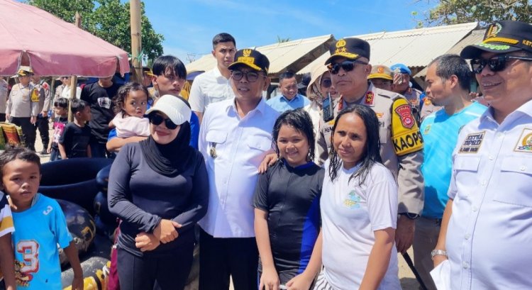 Pantau Wisatawan di Anyer, Gubernur Andra Soni Bersama Kapolda Banten Ajak Masyarakat Jaga Kebersihan & Keselamatan