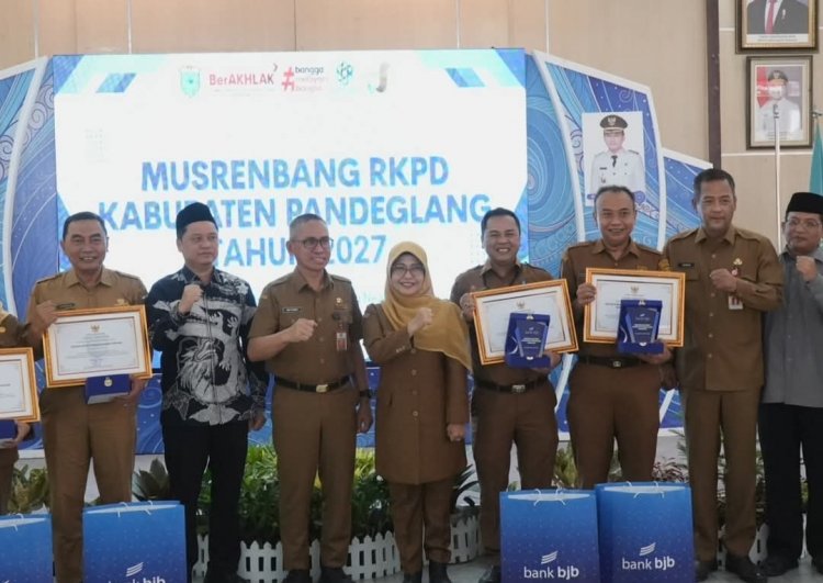 Kepala Dinas Perikanan Kabupaten Pandeglang Meraih Penghargaan Peringkat Terbaik 1, Pada Forum OPD