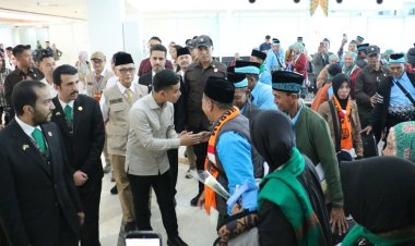 Pastikan Kelancaran Keberangkatan Calon Jemaah Haji, Wapres Tinjau Layanan Fast Track (Makkah Route) di Bandara Juanda Surabaya