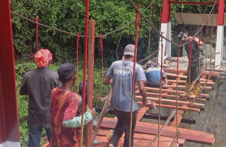 Pulihkan Akses Pasca Banjir, TNI AD Rampungkan Jembatan Gantung di Mandailing Natal