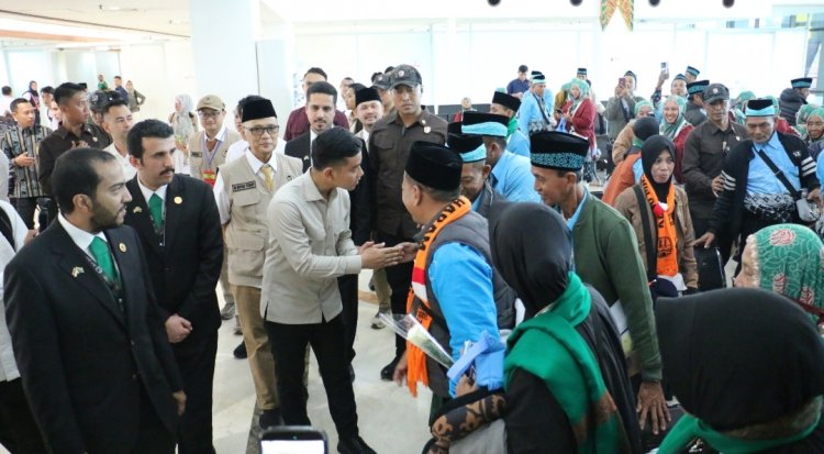 Pastikan Kelancaran Keberangkatan Calon Jemaah Haji, Wapres Tinjau Layanan Fast Track (Makkah Route) di Bandara Juanda Surabaya