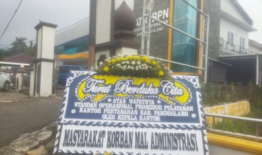 Halaman Kantor BPN Pandeglang Dibanjiri Karangan Bunga 'Duka Cita SOP', Aktivis Tuding Ada Praktik KKN