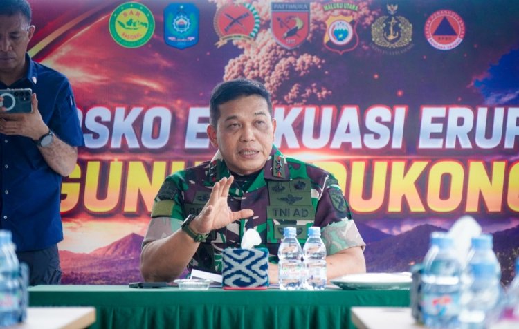 Pangdam XV/Pattimura Terjun Langsung Bantu Korban Erupsi Gunung Dukono