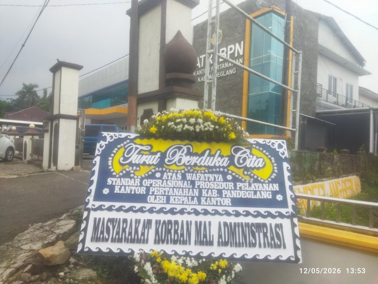 Halaman Kantor BPN Pandeglang Dibanjiri Karangan Bunga 'Duka Cita SOP', Aktivis Tuding Ada Praktik KKN