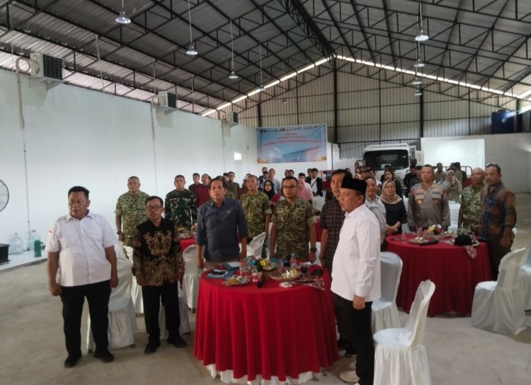 Uhadi, SH, Bersama Unsur Forkopimda Pandeglang Hadiri Vidcon Peresmian 1.061 KDKMP Oleh Presiden Prabowo, di Desa Kartasana Pagelaran